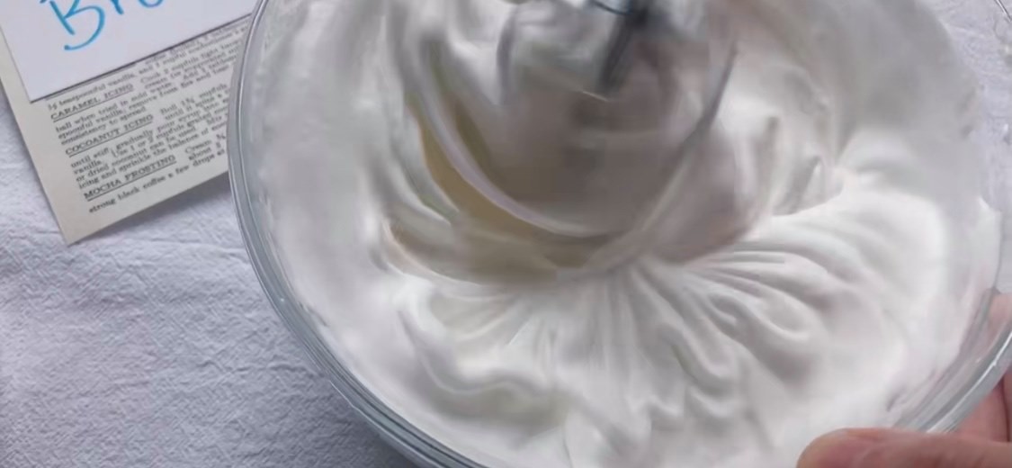 雲朵蛋糕26-5.第二次加入糖是當蛋白有細而綿密的泡浮面的時候。而第三次就是當整體蛋白都變成固體，質地略有紋路的時候。