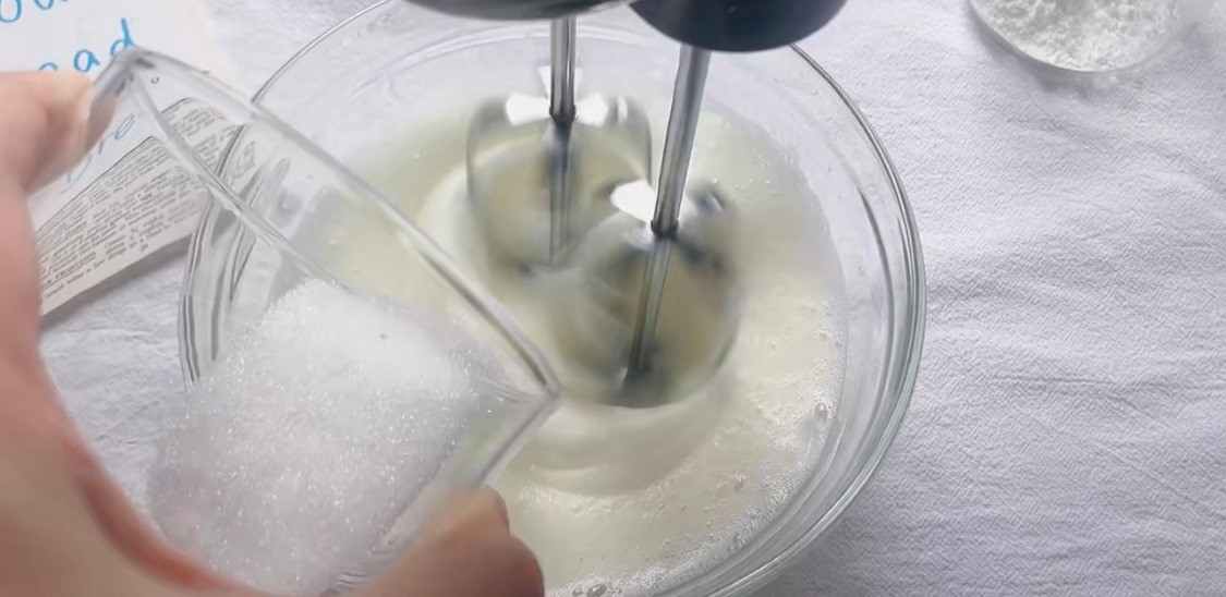 雲朵蛋糕-5.第二次加入糖是當蛋白有細而綿密的泡浮面的時候。而第三次就是當整體蛋白都變成固體，質地略有紋路的時候。