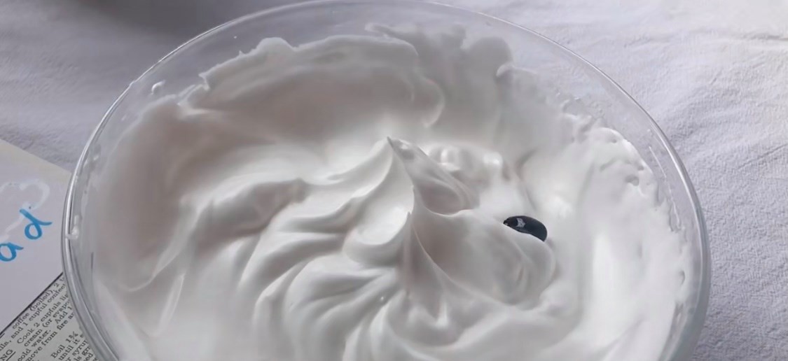 雲朵蛋糕-7.最後加入想要的顏色的色素，然後用最慢速輕輕攪拌即可，過分打入空氣也會讓製作失敗喔！想要漸層的效果就可以只攪勻蛋白一角，如果想要實色的就把顏色全部攪勻。