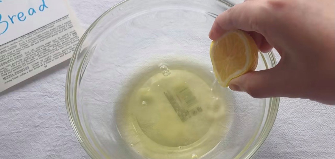 雲朵蛋糕-2.然後加入幾滴檸檬汁讓蛋白更容易打發起。