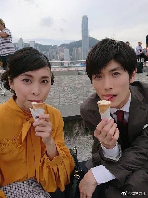 竹內結子在生前的遺作《信用欺詐師JP:公主篇》中曾經與剛去世不久的三浦春馬合作,尖沙嘴海傍合影