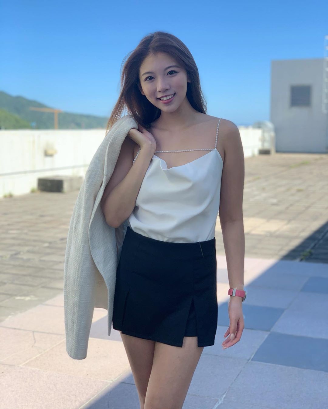 賴琦媛被拍到車上抽煙，更將煙蒂扔出窗外