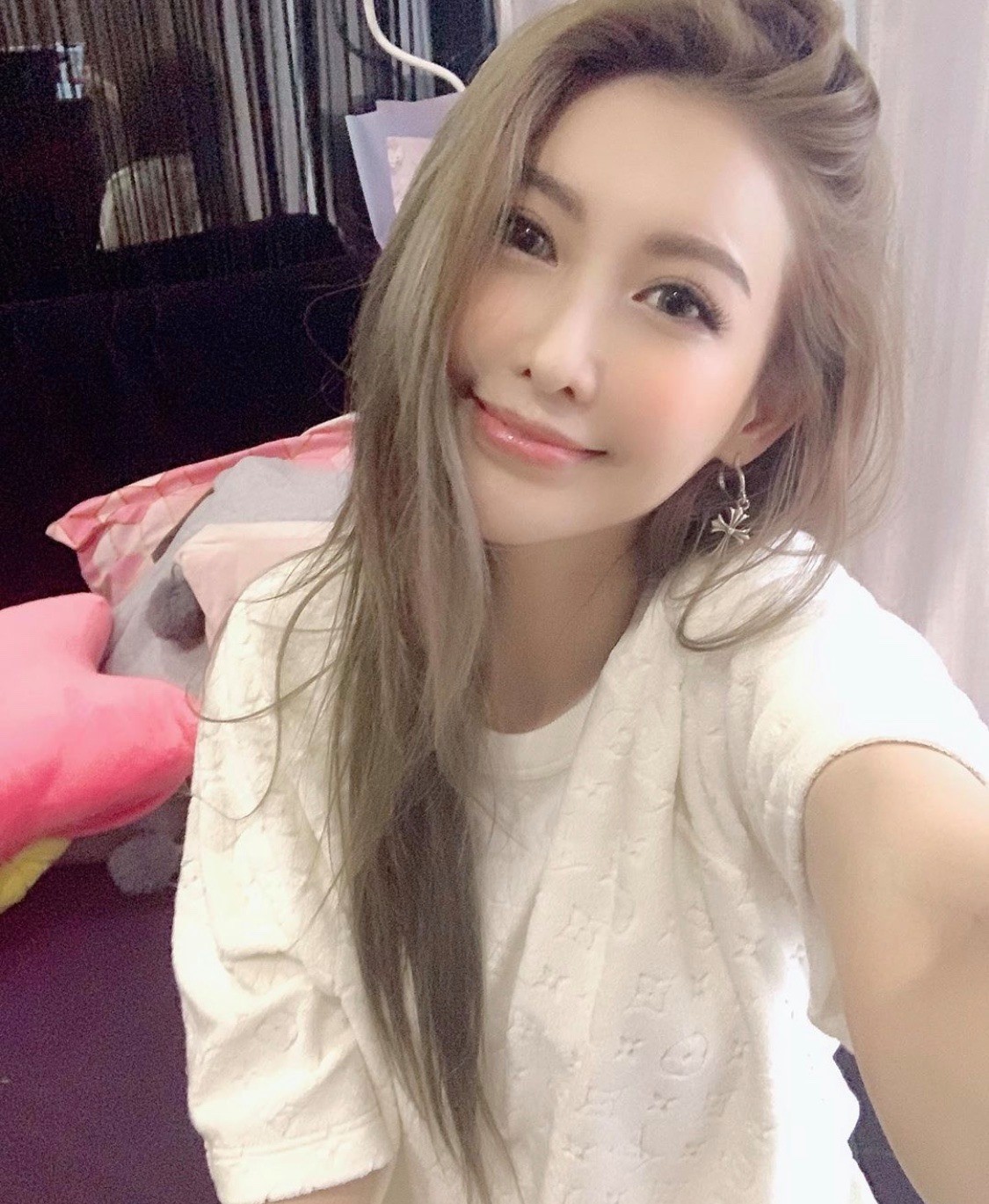 愷樂與羅志祥的出軌戀情,在四個月後仍炒得熱哄哄,其社交平台一直沒有更新卻一直有網民留言。大家以為要隱退三五七年的愷樂,竟然在今天毫無預兆出了一首與陳零九的甜蜜情歌《戀人殺》!MV中的形象仍然是清純可愛的「蝴蝶姊姊」,與男主也有親密鏡頭,網民反應兩極紛紛留言表態。