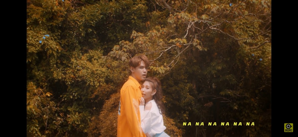 在歌曲中,愷樂雖然是作featuring 的歌手,但是唱的部分也有差不多一半,而且還出鏡大拍和男主甜蜜互動的MV!身穿白色露肩短褲的愷樂照舊走溫柔清純風,和陳零九唱出超甜的情歌,當中一幕更躺在陳零九的胸口上,親密的抱抱!