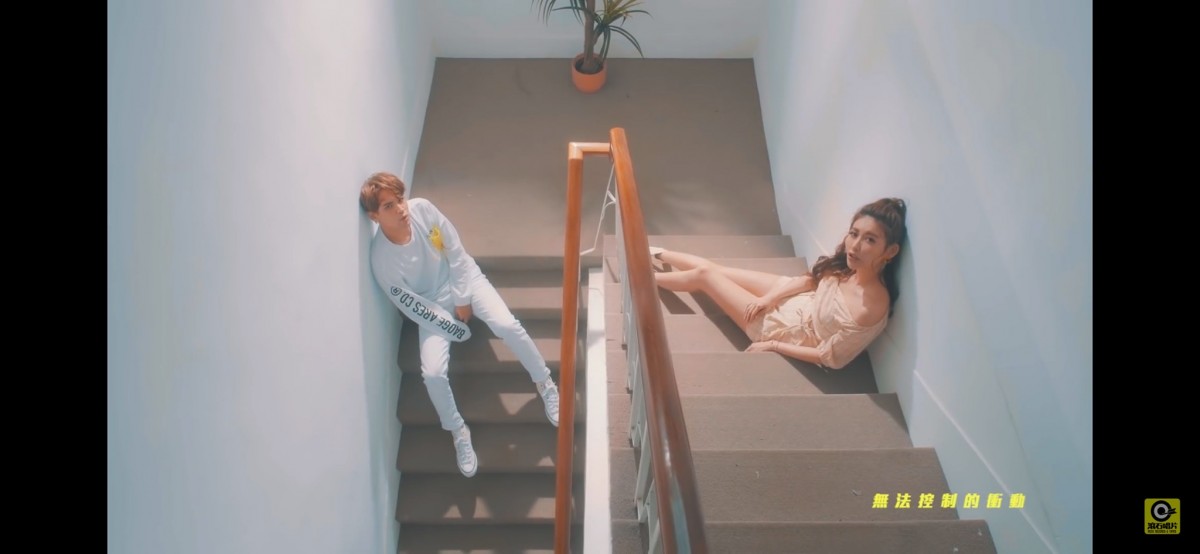 在歌曲中,愷樂雖然是作featuring 的歌手,但是唱的部分也有差不多一半,而且還出鏡大拍和男主甜蜜互動的MV!身穿白色露肩短褲的愷樂照舊走溫柔清純風,和陳零九唱出超甜的情歌,當中一幕更躺在陳零九的胸口上,親密的抱抱!