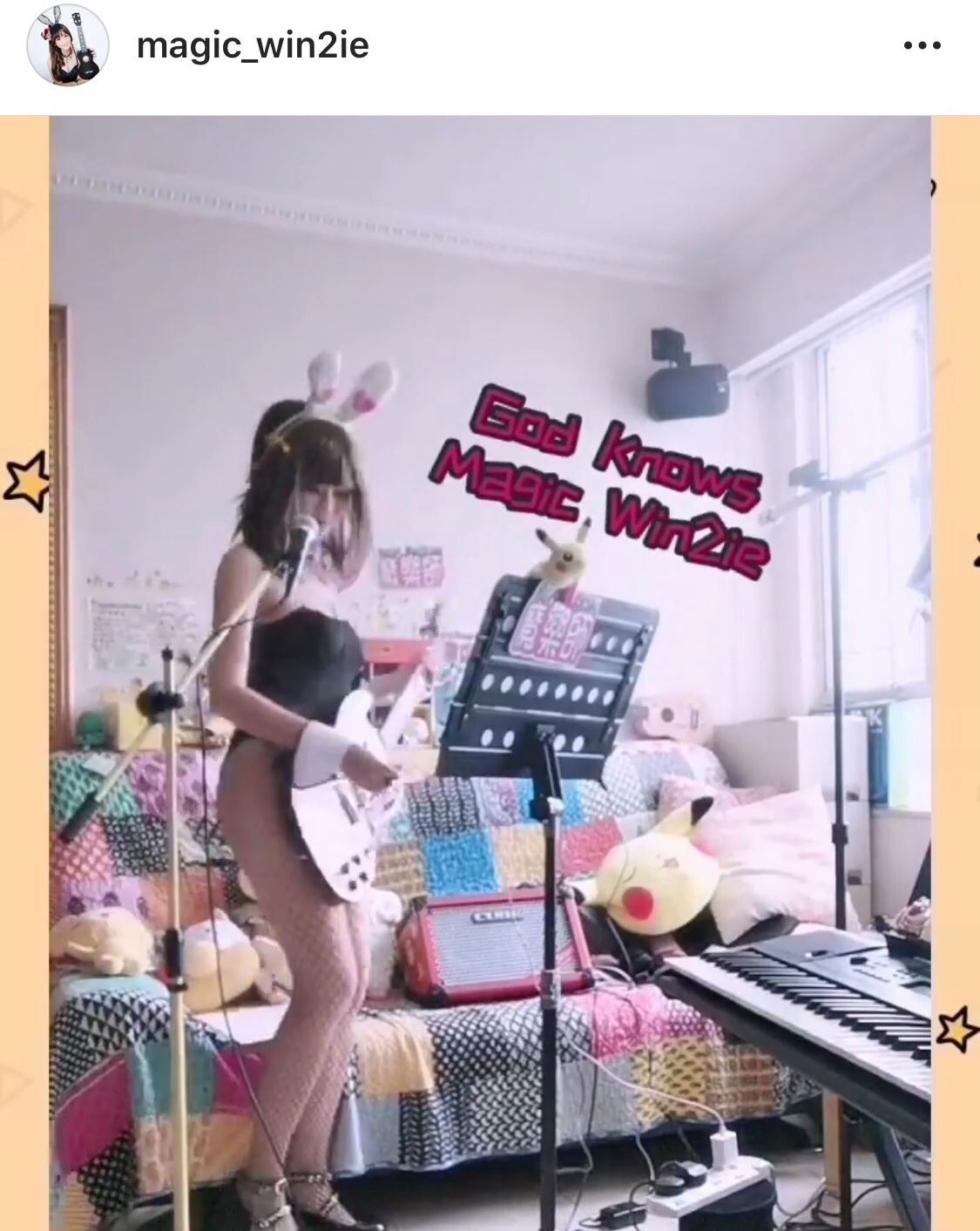 在社交平台的一堆性感照片與她在節目中的仙子清純造型很不一樣,有不少低胸露底私影照之外,還有半裸只穿內衣褲彈琴唱歌的影片,喜歡穿著曝露打扮性感的她引來不少毒男粉絲。