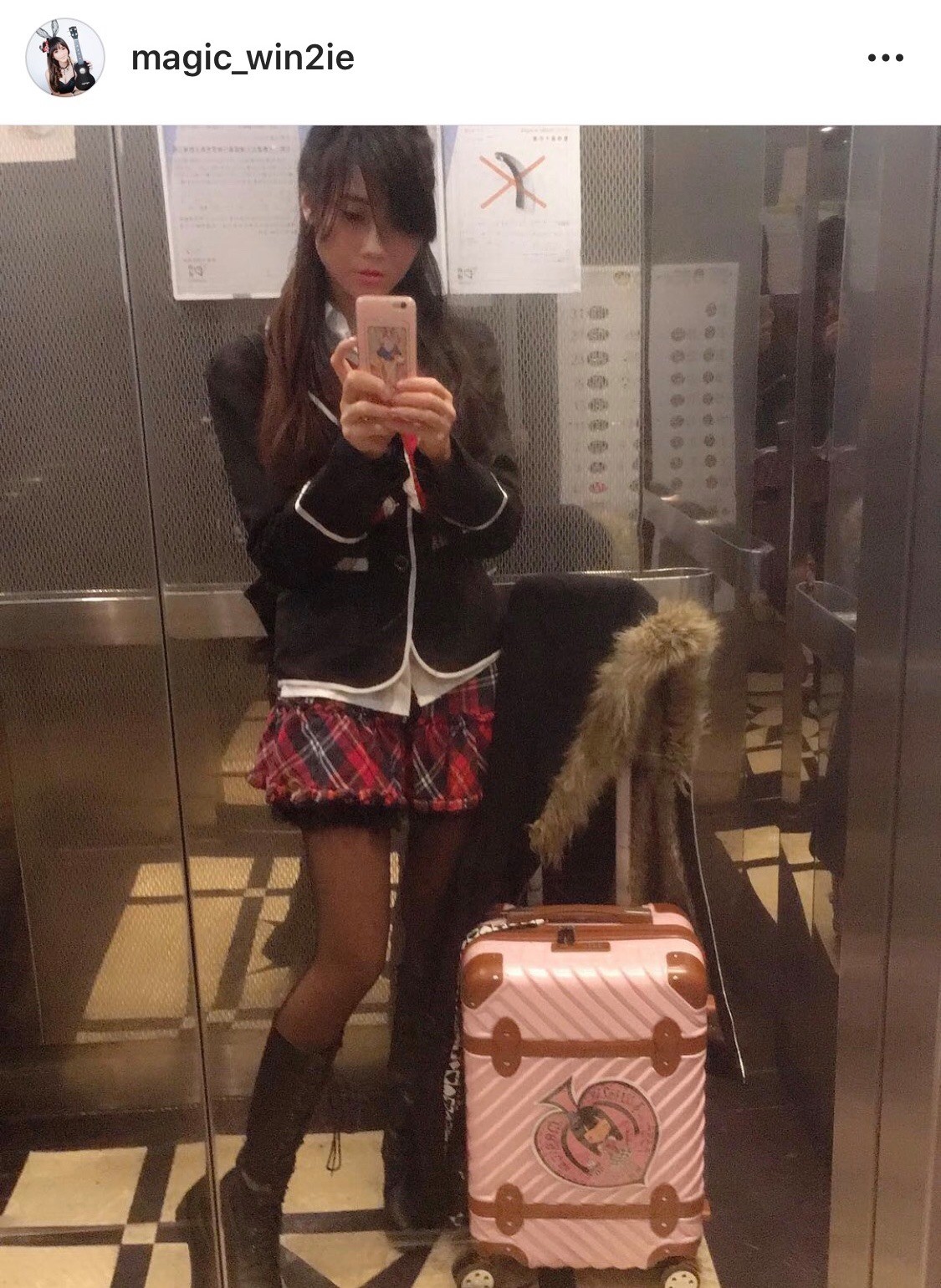 另外,流出影片中的紅色格子裙亦被發現在她的IG中曾經穿著過,網民認為片中當事人是她的機會也很大!相信想走類似Miss Hunny後路的她,還沒有成名就已經形象插水,雖然爭議都蠻多,未知她在全民造星的結果如何呢?!