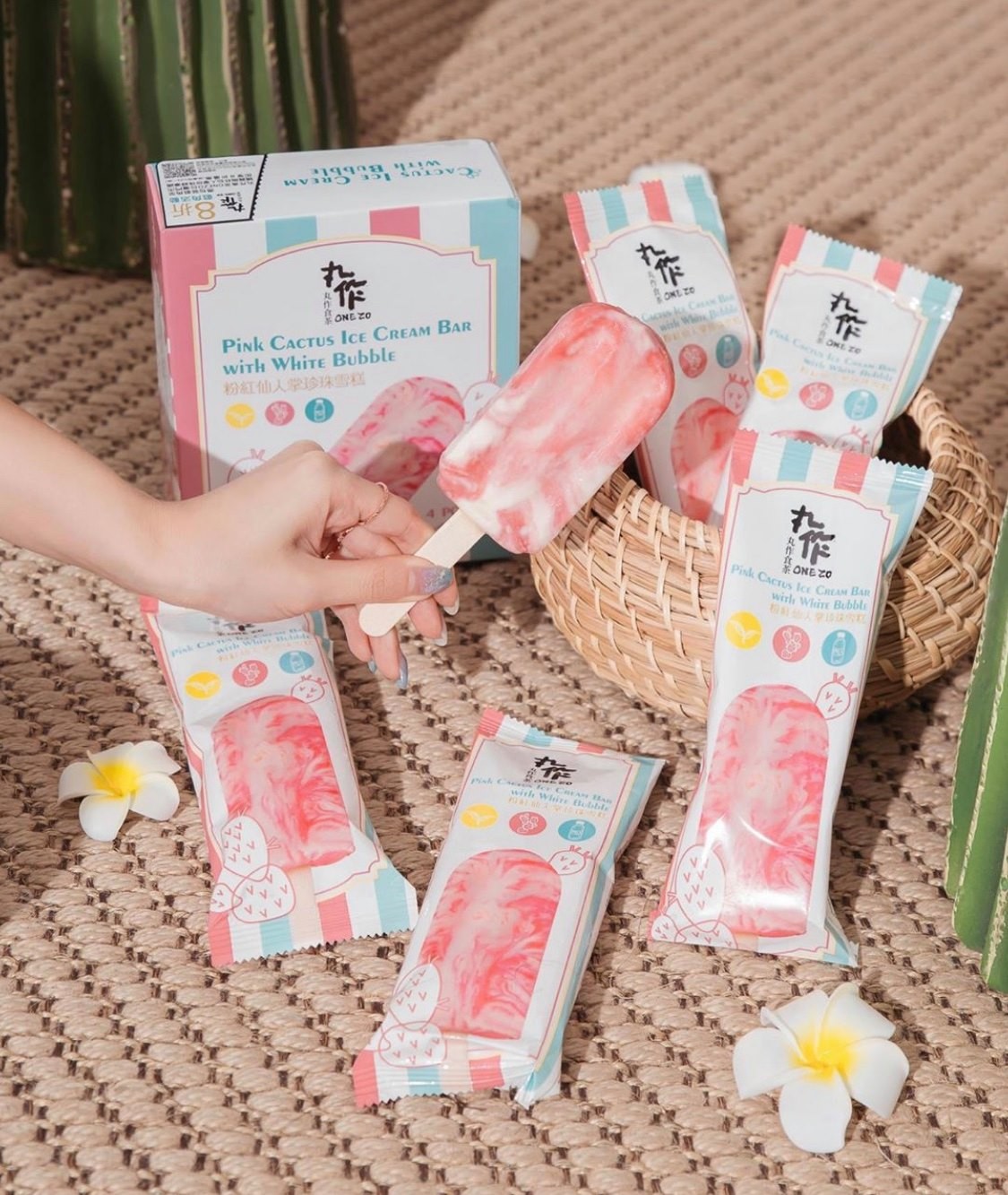 丸作食茶日前就推出了最新產品,並找來台灣女神紀卜心來代言這款超級少女心的粉紅仙人掌漸層珍珠雪條!一推出市面後,專賣的店(全聯)就已經一一清貨,台灣網民紛紛稱超難買到~