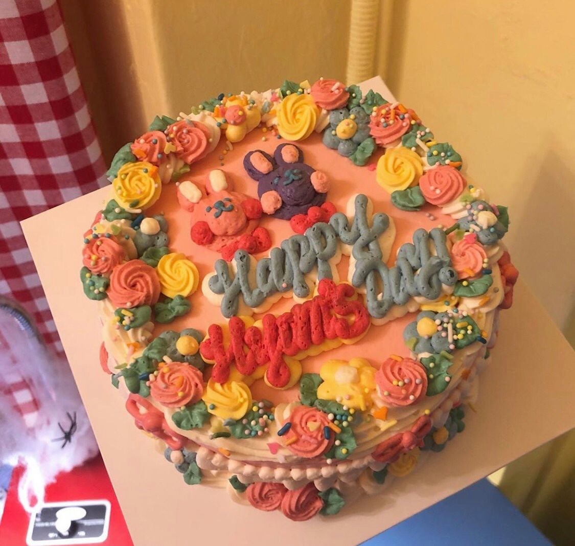 這一款和經典款也有所類似,但是卡通款比較可愛跳脫,想以前古老電視機裏的老卡通片那樣色彩鮮豔,像素沒有那麼高~超適合送給可愛有童真的朋友,色彩度超強的它,用來打卡拍照也超好看!