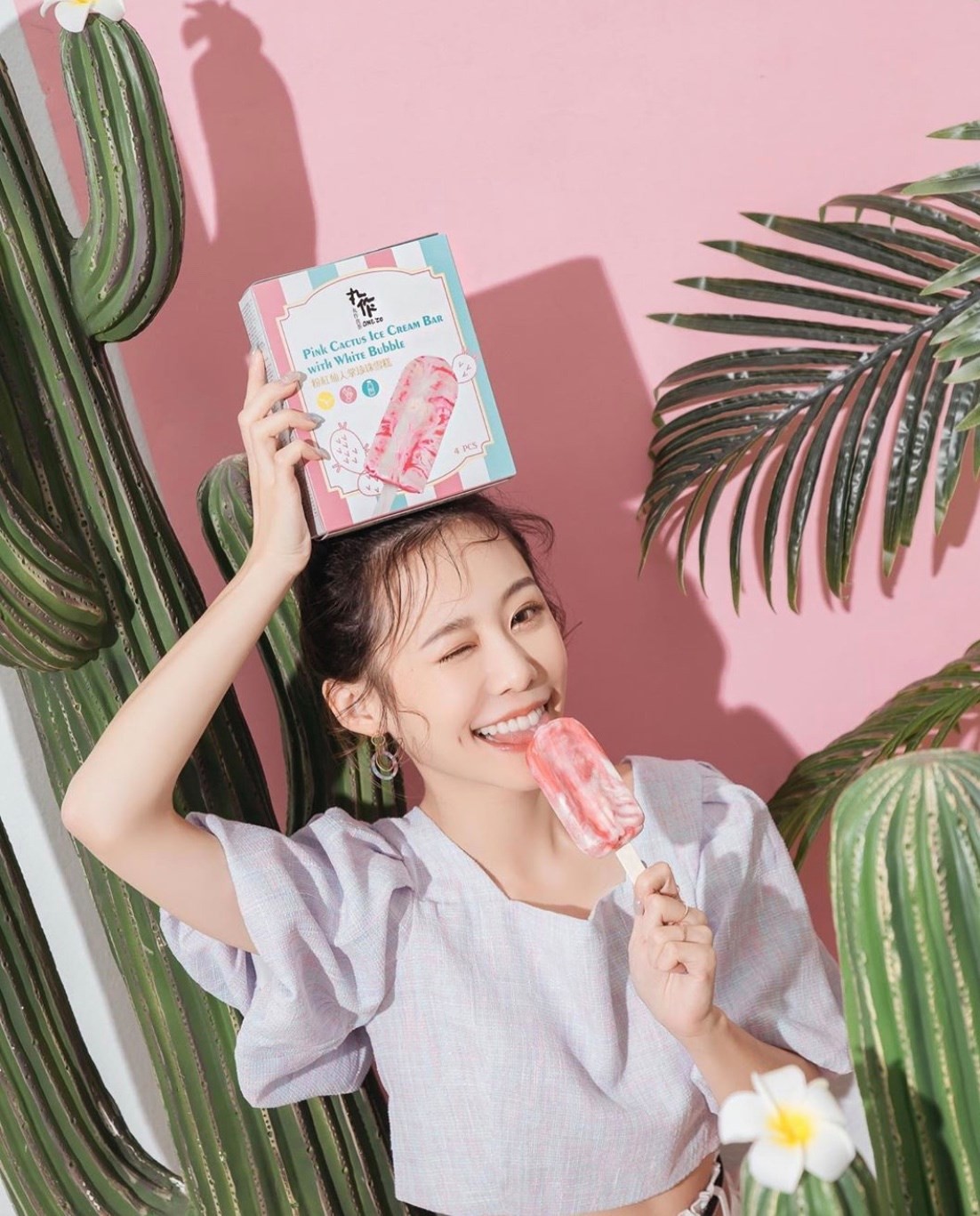 丸作食茶日前就推出了最新產品,並找來台灣女神紀卜心來代言這款超級少女心的粉紅仙人掌漸層珍珠雪條!一推出市面後,專賣的店(全聯)就已經一一清貨,台灣網民紛紛稱超難買到~