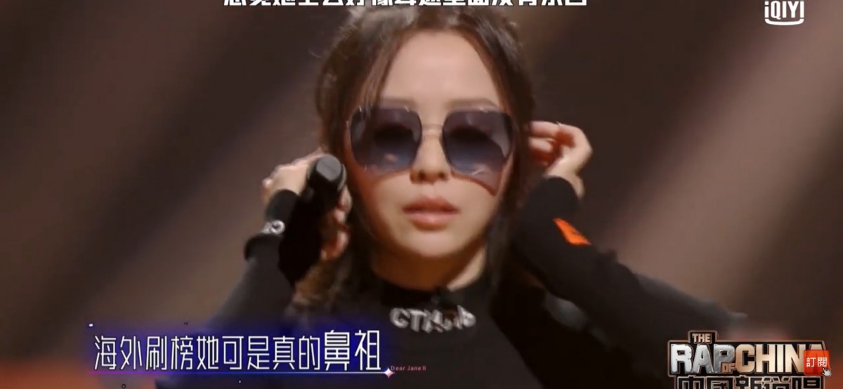 結果要來的始終要來，她在第一段已經有失誤，詞漏掉了幾個也開始唱的不順暢，觀眾和另外一些導師也開始發現是發生了一點失誤。後來到中段的時候，她更整段沒有唱，只有乾乾的音樂，場面尷尬。