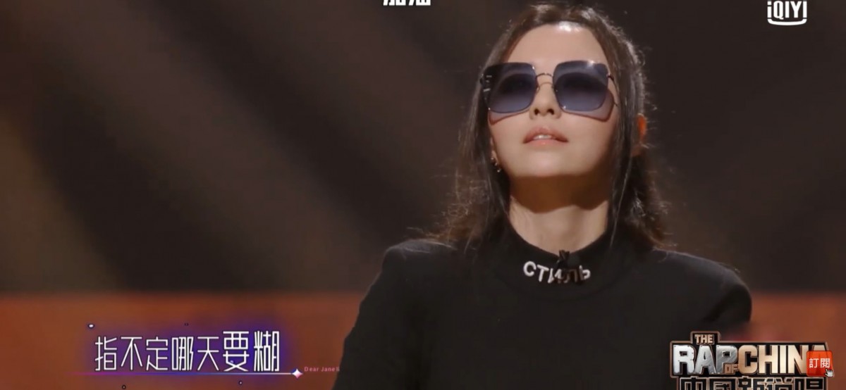 結果要來的始終要來，她在第一段已經有失誤，詞漏掉了幾個也開始唱的不順暢，觀眾和另外一些導師也開始發現是發生了一點失誤。後來到中段的時候，她更整段沒有唱，只有乾乾的音樂，場面尷尬。