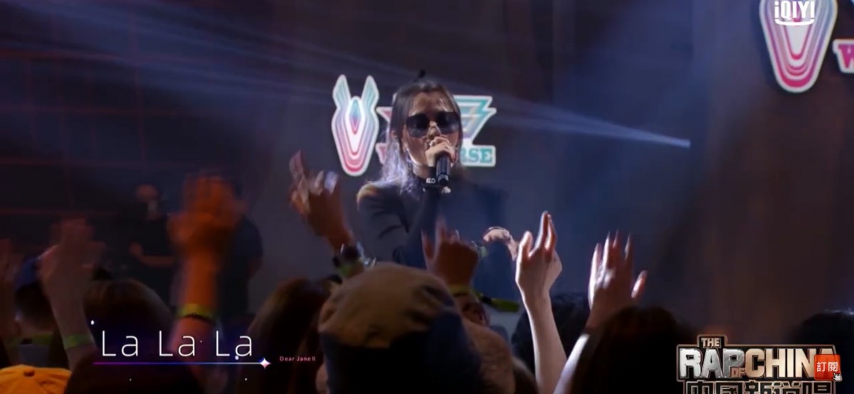 整首歌計算起來接近有一半都沒有唱，觀眾為了氣氛也紛紛為她打氣，但是後期看影片的觀眾們就在字幕清清楚楚得知完整的歌詞是怎麼樣的，發現她真的漏掉很多。她更尷尬得掩臉，如沒面面對觀眾。