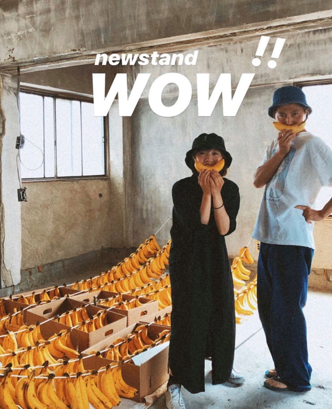 他們也公開了屋內的環境,想不到還挺透光,有網友表示「還以為裏面會很黑很幽閉」,但原來是像工場一樣~店內有超多香蕉陳列在地上,為準備生意做好準備。這個意想不到的店鋪真的很想到訪一下!v