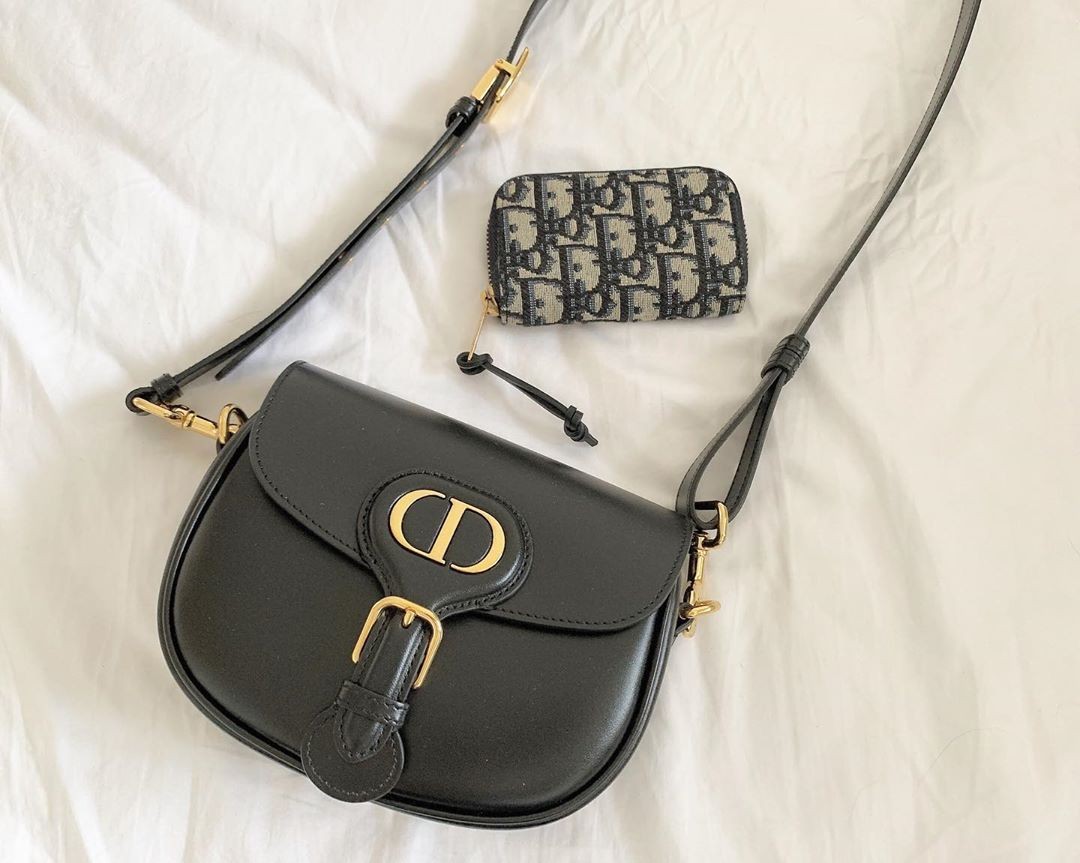 說到今季 Dior 手袋中的話題之作,絕對非 2020 年秋季全新推出的復刻保值手袋 Bobby Bag 莫屬!