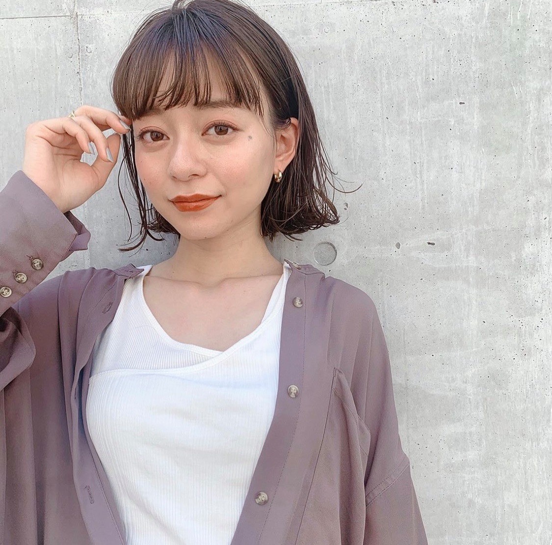 2020年秋季的妝容,日本吹起「赤茶妝」!其實一向也很流行「茶藝妝」,化上清透的茶色讓整個人氣息超級溫柔穩重,在妝感上散發出低調又溫暖的秋意!這次介紹的赤茶妝是取用烤培紅茶主題的顏色~比豆沙色橙一點,又比玫瑰色沉一點,是偏暖橘調的棕紅色,而且用3樣化妝品就可以化到這個妝容啦!