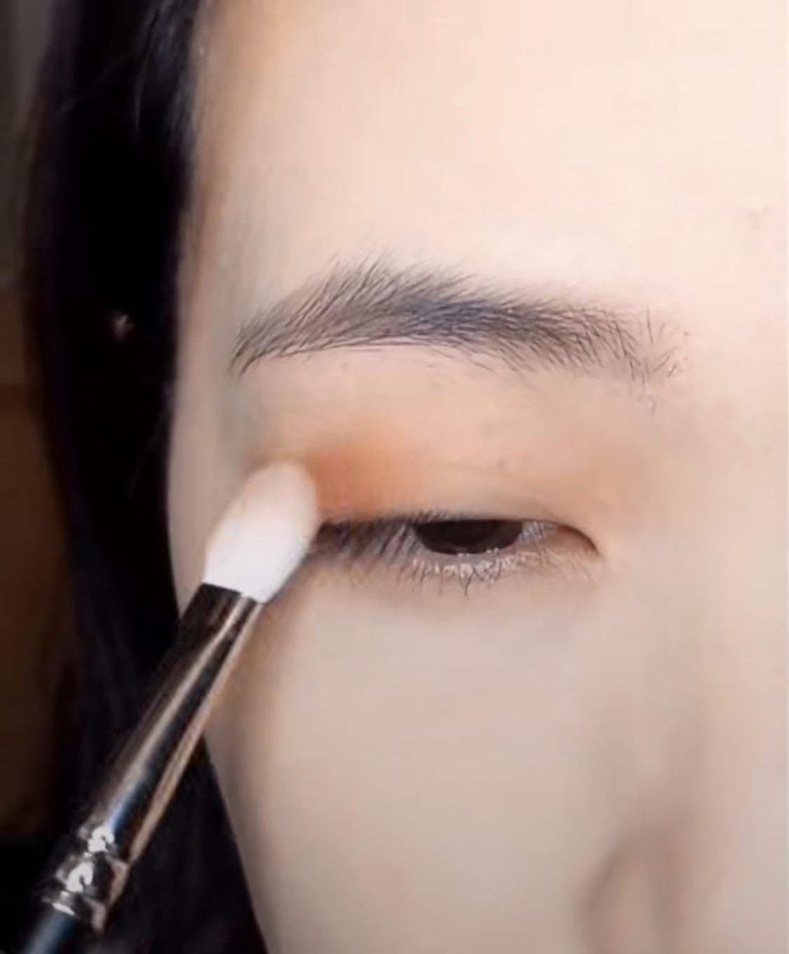 第二步就是選第二淺/偏紅的顏色在眼尾拍上,然後抹開讓它比較自然,如果想要濃一點的赤茶感就可以重複加深眼尾。下眼線的部分也要用超貼眼線的方法輕輕畫上。