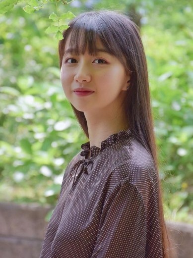 她的其他私服也給人感覺很乾淨很文靜的感覺,白色衣服的她給人一種很具親和力的感覺。啡色也是她常穿的顏色,給人一種典雅的感覺。經常喜歡穿恤衫西褲一律比較正裝的她,帶出了她音樂家的氣質~