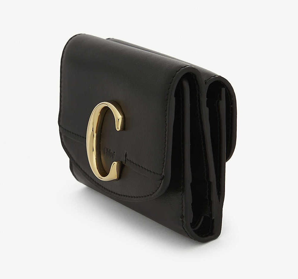 【名牌錢包網購】這款經典的黑色Chloé C字迷你短錢包完全就是正中Chloé迷的下懷吧!大大的C字logo融入了整個設計當中,瞬間加強其獨特性,也提升了設計感~