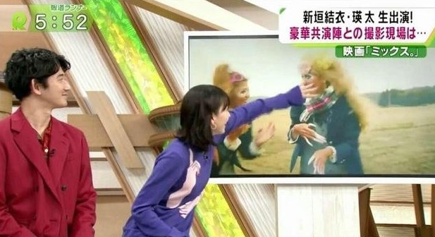 在日劇《乒乓少女大逆襲》中,她最讓人深刻的造型就是日本109辣妹,這種日本遠久以前的風格需要化上大濃妝,塗上黑皮膚,誇張到完全不認得誰是新垣結衣,粉絲們你們認得嗎?(最右的就是新垣結衣)她自己在節目上也害羞不想承認那個造型~(偷笑)