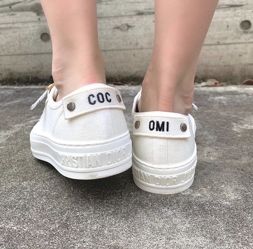 布鞋她也穿了Dior 的自訂名字的鞋款,悠閒得來非常特別。一款Dior雙面耳環也襯她的丸子頭和可愛圓臉。