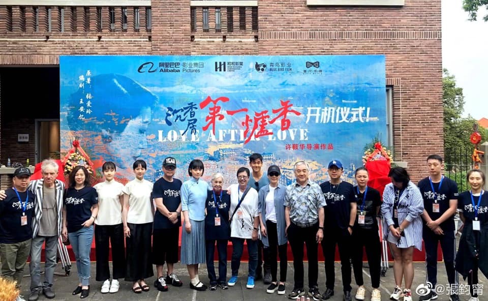 反觀這套電影的製作班底也是人馬鼎盛不容忽視!包括編劇王安憶、攝影指導杜可風、服裝造型設計和田惠美、音樂總監坂本龍一、美術指導趙海、錄音指導杜篤之、剪輯指導鄺志良等,都是大師級人物,不知道他們的世紀合作會否彌補演員本身形象不足的問題,並破格演出真味道呢?!