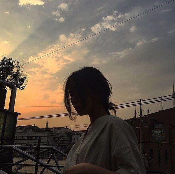 除此之外,他們會過度在意他人的眼光,包括自己的外表、穿著、行為舉止,總是擔心自己表現得不好會惹人生氣,因此與人相處的時候一刻都無法鬆懈。有研究指出高敏感者其實只是比平常人性格特質細膩,會有過大心理壓力。