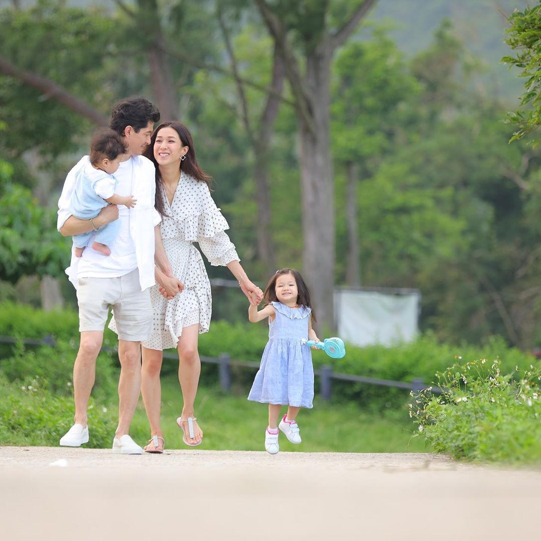 鍾嘉欣婚後先後誕下了女兒(Kelly)和兒子(Jared)