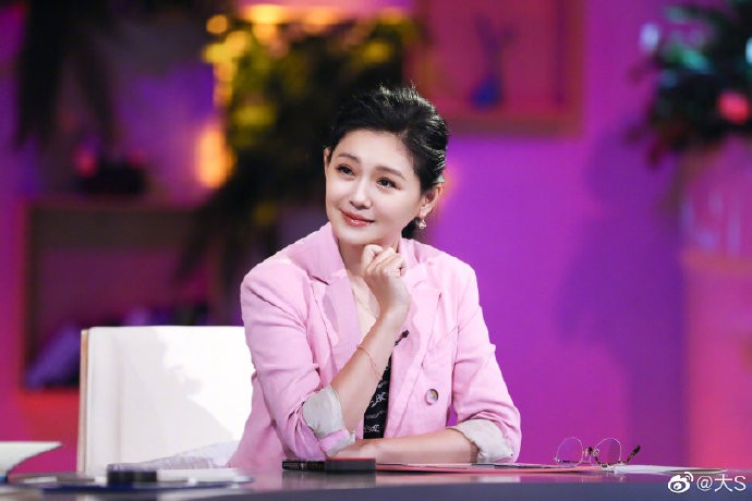 大S為救丈夫事業而出售手上的房地產。傳聞流出後,汪小菲立即在微博上嚴厲發聲明指相關指控毫無根據