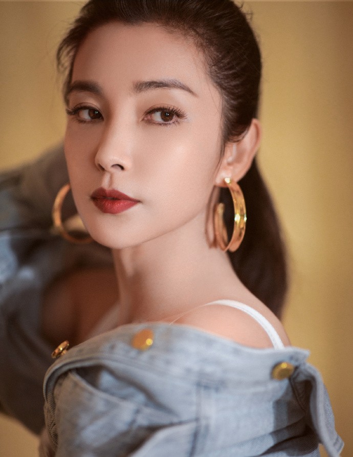 47歲李冰冰撞樣Angelababy?凍齡美貌震驚網民:「黃曉明可能都認錯!」