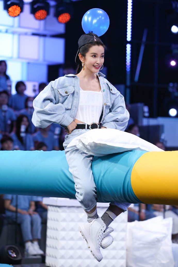 47歲李冰冰撞樣Angelababy?凍齡美貌震驚網民:「黃曉明可能都認錯!」