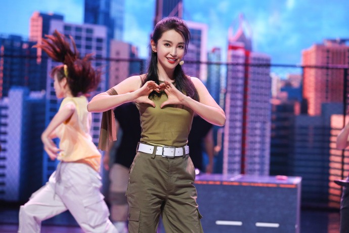 47歲李冰冰撞樣Angelababy?凍齡美貌震驚網民:「黃曉明可能都認錯!」