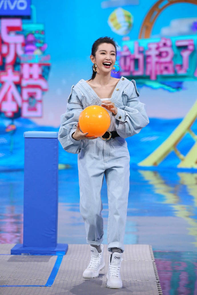 47歲李冰冰撞樣Angelababy?凍齡美貌震驚網民:「黃曉明可能都認錯!」