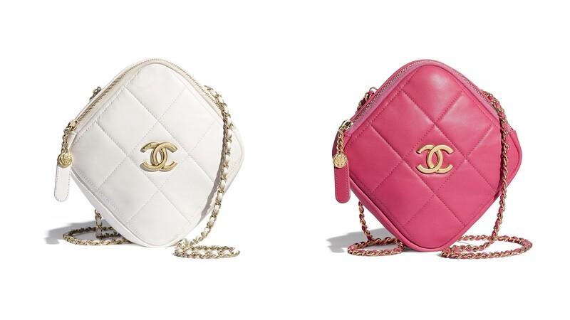 Chanel「菱格紋小方包」的拉鍊設在包身的三角頂部,超可愛的設計~再搭配皮革穿鏈的長背帶,讓你可以隨時斜揹或側揹。迷你小方包更一共推出了3種色調。