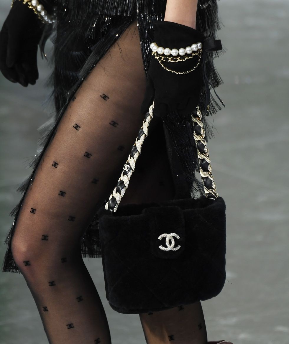 Chanel迷期待已久的「秋冬系列」手袋終於登場了!從Karl Lagerfeld手中接任的新創意總監Virginie Viard似乎沒有令Chanel迷,由上半年推出的「小金球系列」、「珍珠鏈包」等都引來瘋搶潮!