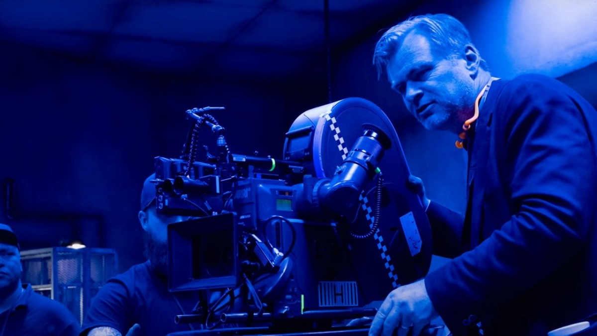天能這部戲是基斯杜化路蘭(Christopher Nolan) 最新的科幻動作電影。如果你不認識他,他就是出名創作「燒腦」電影的名導演,專拍「看不明白」的有深度的電影,例如「Interstellar」和「Inception」。