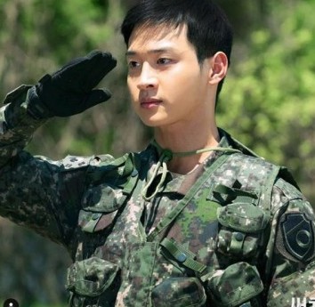 一向形象可愛搞怪的他,不知道這次嘗試飾演軍人會否有反差呢?他的劇照也公佈了,帶著軍帽的他雖然沒有大男人的味道,但有著青春而且有責任感的氣質~