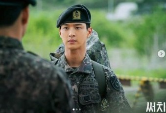 男主方面,找來了張東尹合作,他是出道4年受熱捧的演員,以前的代表作有《學校2017》和《綠豆傳》。