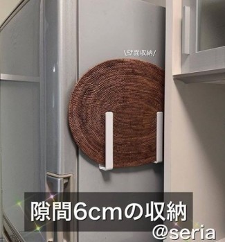 掛鉤也是日本人常用的收納小幫手。一些我們忽略的地方,其實加一個掛鉤,就可以省很多位置。一些空隙和牆壁也是可用的位置,掛在一些可以協助我們做事的地方就可以為我們省時間省空間。