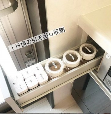 盒子和箱子也是收納的好夥伴,一些東西經過分類後放進不同的箱子就會容易找到,而且看起來也比較整潔。