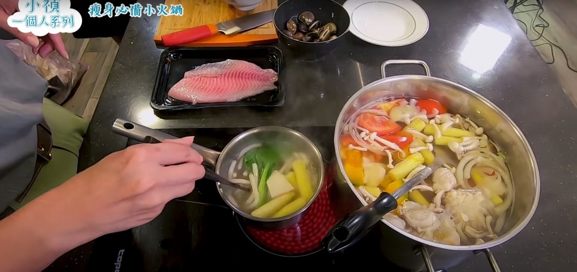 火鍋也是她的最愛,但她並沒有禁吃火鍋!她也經常分享她吃火鍋的吃法。要慎選原型食材為主,不吃加工食品,例如如水餃、火鍋底料。海鮮也可以吃適量,醬油就可以沾點果醋或不沾任何醬。鴨血或肉也是可以隔月吃一下,只要份量不是放縱的吃就可以。