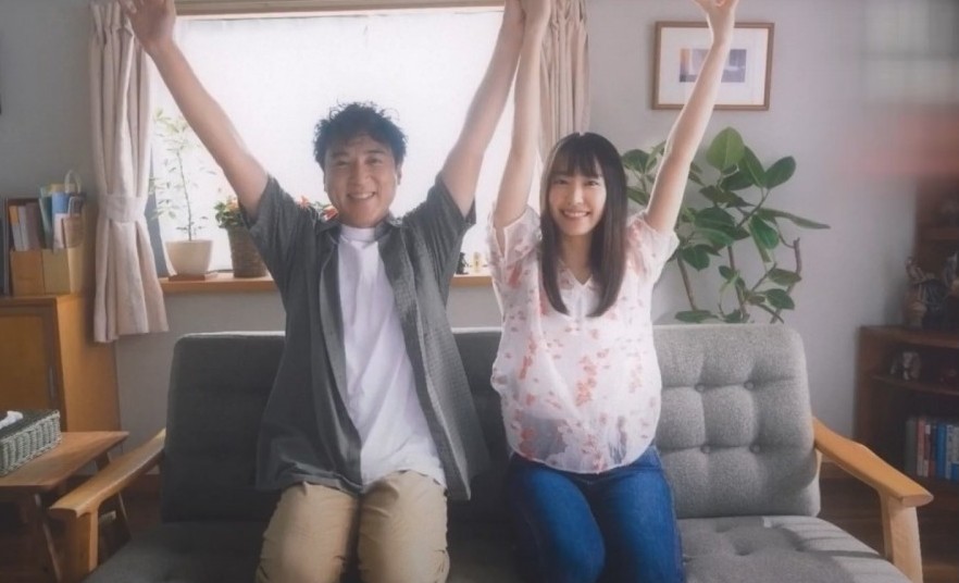 新垣結衣最近在日劇《寵女青春白皮書》客串。迎來大結局的同時,新垣結衣最後的破格造型也曝光!為了飾演不良少女,她換上一頭金橙長捲髮和一身暴走族飛車黨連身衣。臉上刪除了笑臉和可愛氣質的她,讓一眾觀眾嚇一大跳