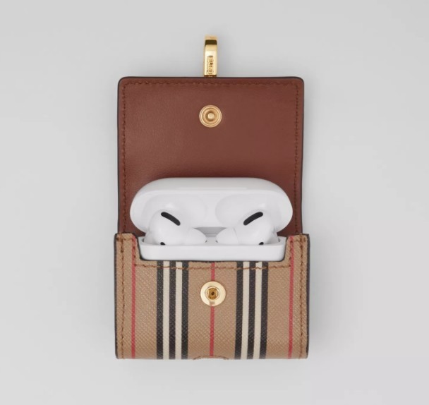 【名牌AirPods套】Burberry的超經典條紋都製成了小巧可愛的AirPods,就如讓你擁有了一款迷你小包~如果本身覺得Burberry的經典條紋圖案的女生,那就一定要收藏它!