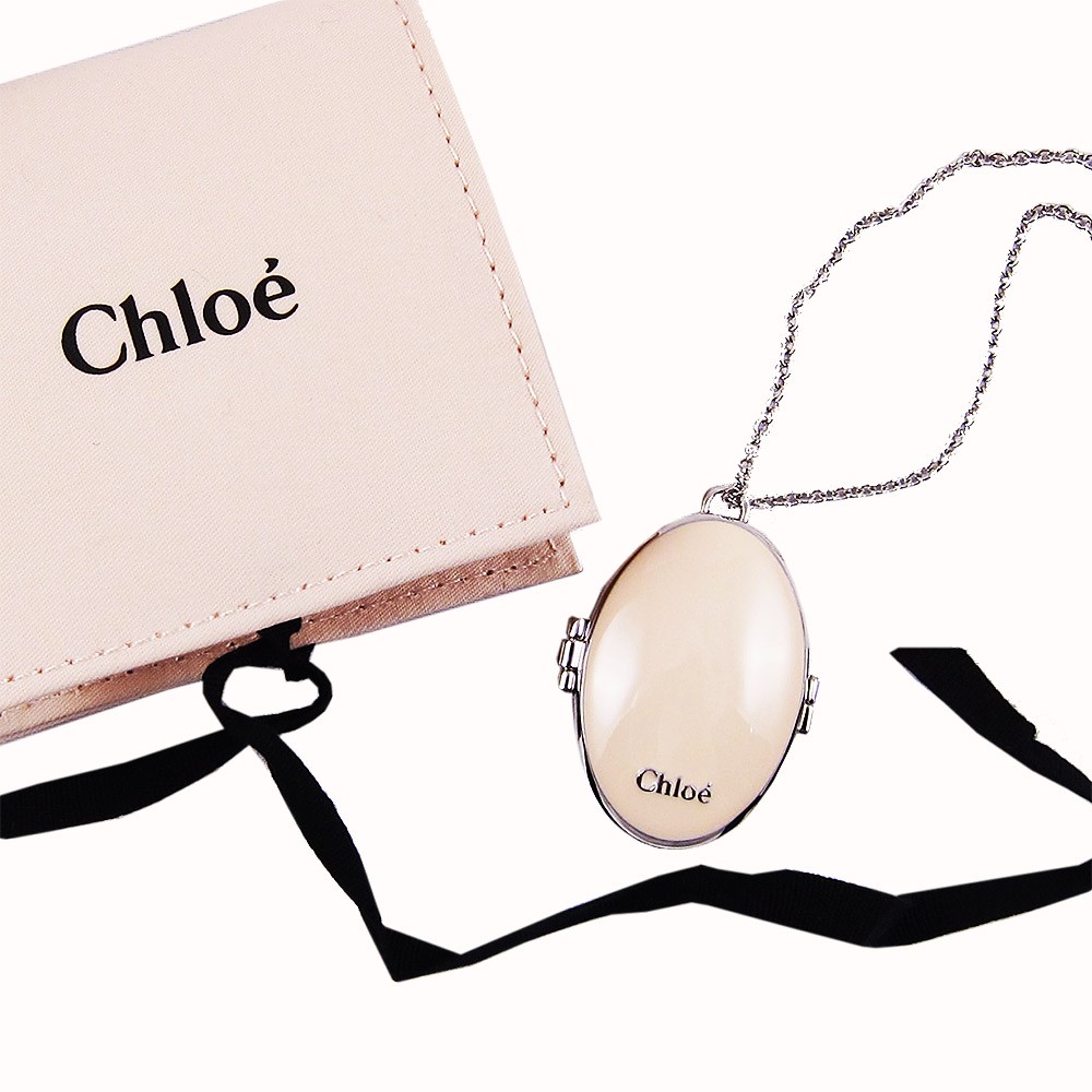 Chloé這款香水頸鏈,有著巴黎甜蜜氣息的感覺。頸鏈的設計可說是長青款,戴在脖子簡直隨時都有香味散發,而且超優雅!米白色的外表超容易襯衫,有滿滿的氣質~味道有點溫柔和甜美,調前有小蒼蘭、 粉色牡丹和荔枝,中味有木蘭花、 玫瑰花、 鈴蘭,而最後加上香柏木和琥珀的淡淡香味~