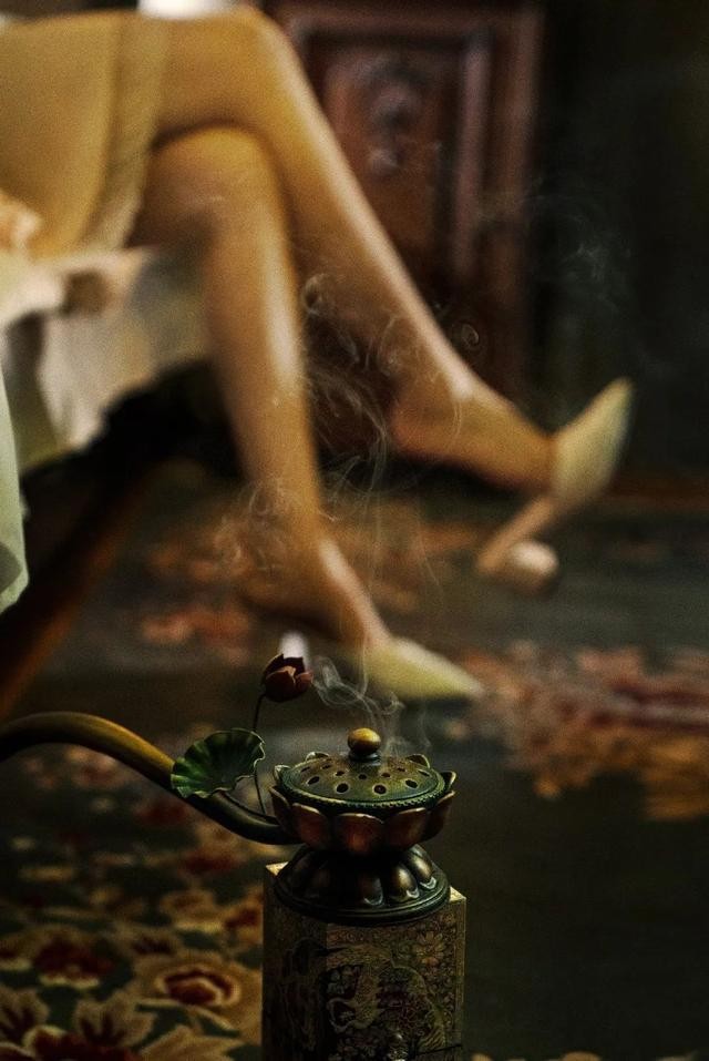 故事勾勒出以前香港社會的實況,男女們在慾望中迷失自己的墮落。許鞍華在實現文學和香港時代感的題材中,應該會為觀眾帶來新鮮感,與原著小說相比必定有另一番味道。