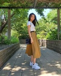 她真的是靠樣子carry起服裝,可以吧平平無奇的服裝穿的又帥氣又美!她有一種高冷的氣質,留中分髮型的她,擁有飄逸的線條感,就算17歲也carry起各總造型,清新俐落~)
