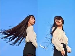 雖然兩姊妹風格不同,但她們也發揮了自己優秀的優點,努力發展不同的事業,做最舒適得自己。其實姊姊也曾經被大眾取笑那長長的黑髮,被說像女鬼,但是之後當配搭上長裙的時候又很好看。