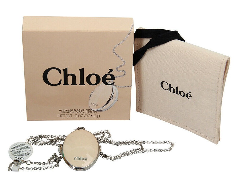 Chloé這款香水頸鏈,有著巴黎甜蜜氣息的感覺。頸鏈的設計可說是長青款,戴在脖子簡直隨時都有香味散發,而且超優雅!米白色的外表超容易襯衫,有滿滿的氣質~味道有點溫柔和甜美,調前有小蒼蘭、 粉色牡丹和荔枝,中味有木蘭花、 玫瑰花、 鈴蘭,而最後加上香柏木和琥珀的淡淡香味~