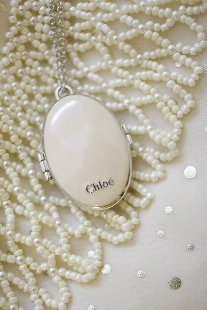 Chloé這款香水頸鏈,有著巴黎甜蜜氣息的感覺。頸鏈的設計可說是長青款,戴在脖子簡直隨時都有香味散發,而且超優雅!米白色的外表超容易襯衫,有滿滿的氣質~味道有點溫柔和甜美,調前有小蒼蘭、 粉色牡丹和荔枝,中味有木蘭花、 玫瑰花、 鈴蘭,而最後加上香柏木和琥珀的淡淡香味~