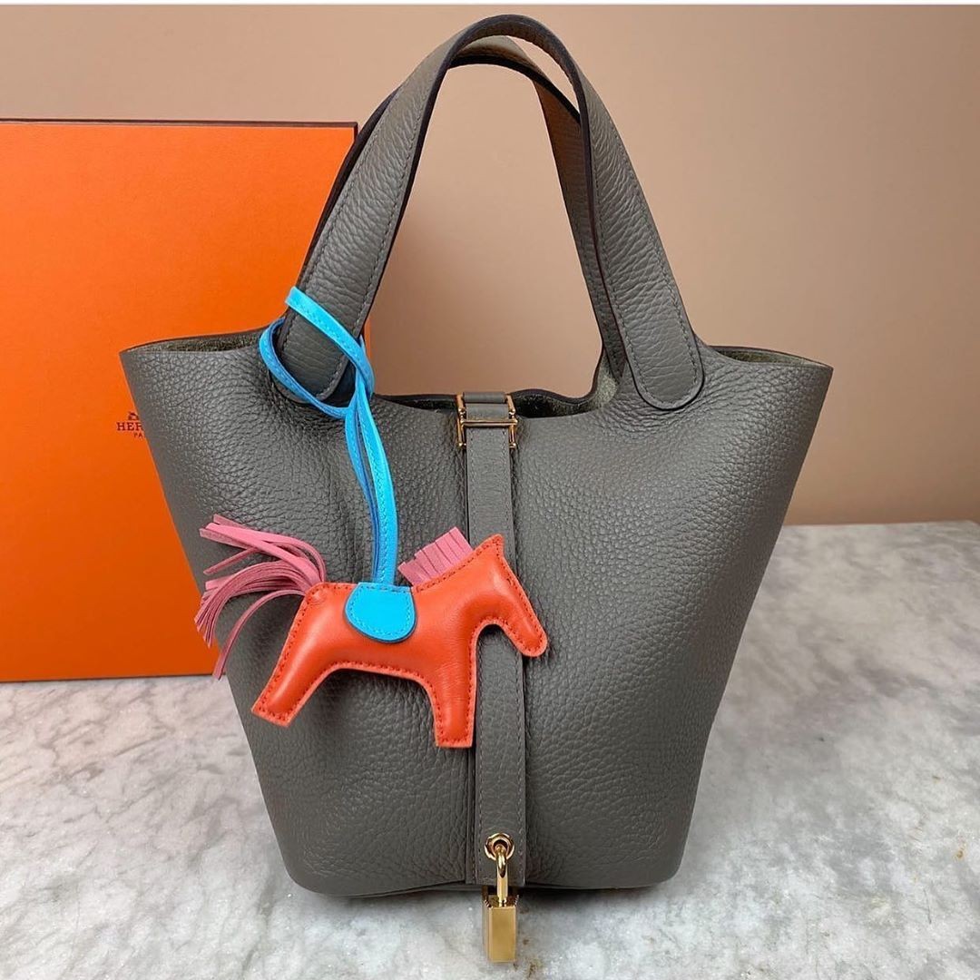 【名牌手袋】Hermès愛馬仕Picotin Lock手袋在美國官網顯示的售價為2,850美金(約hk$22,086)